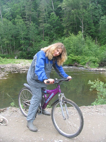 Ольга на велопрогулке к реке.